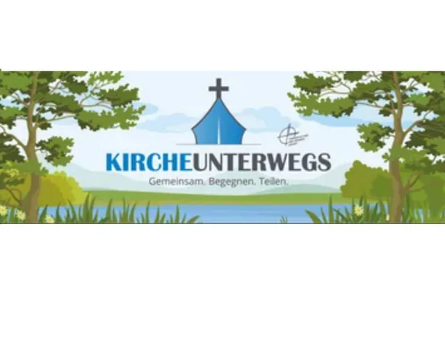 Blaues „Kircheunterwegs“-Logo mit Kirche, Bäumen und Wasser.