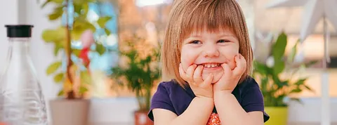 Lachendes Mädchen freut sich auf köstlichen Kuchen