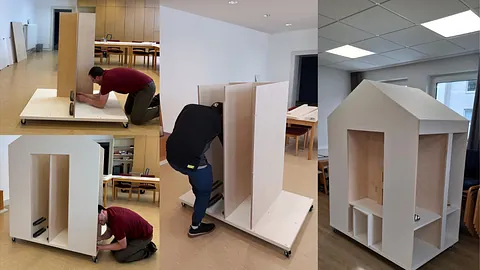 Auf einer Bildcollage bauen zwei Handwerker jeweils eine kleine weiße Spielkirche aus Holz zusammen. 