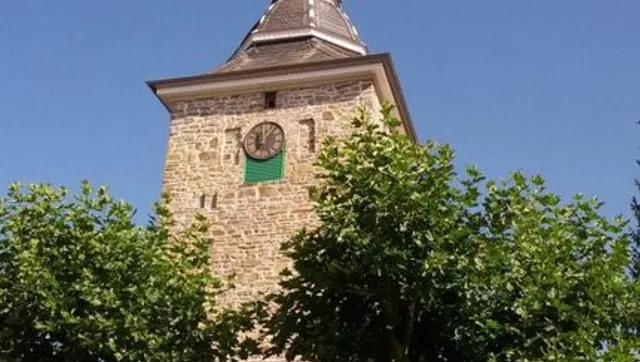 Kirchturm aus Stein mit Uhr. 