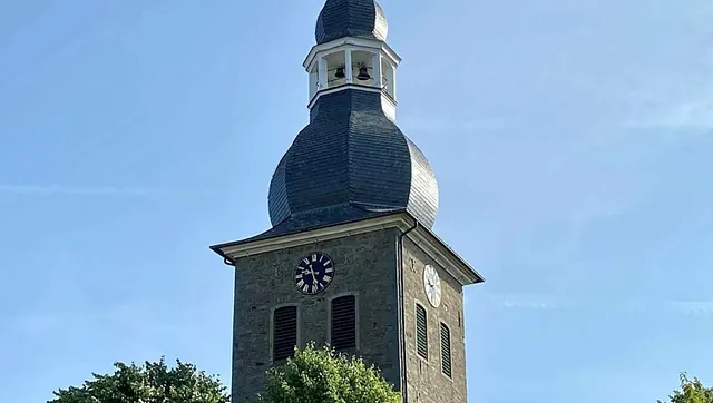 Kirchturm mit Zwiebelhaube. 