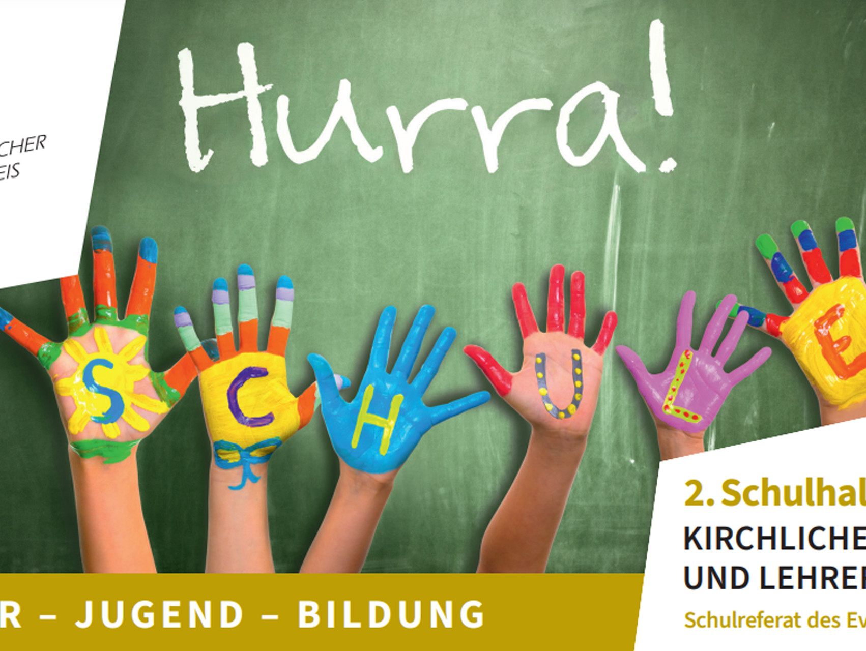 Bunte Handabdrücke auf Tafel mit "Hurra!".