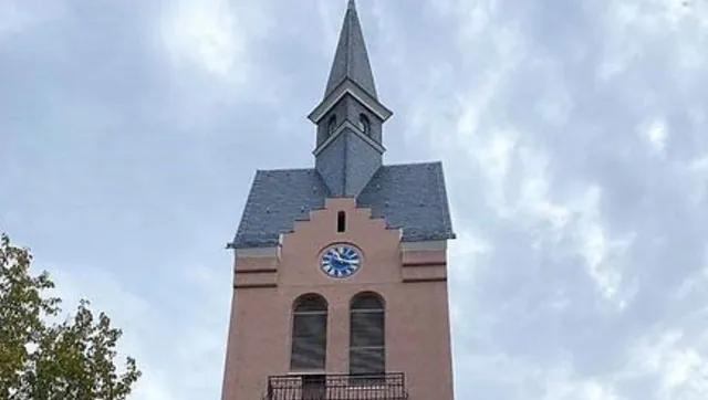 Kirchturm mit Uhr