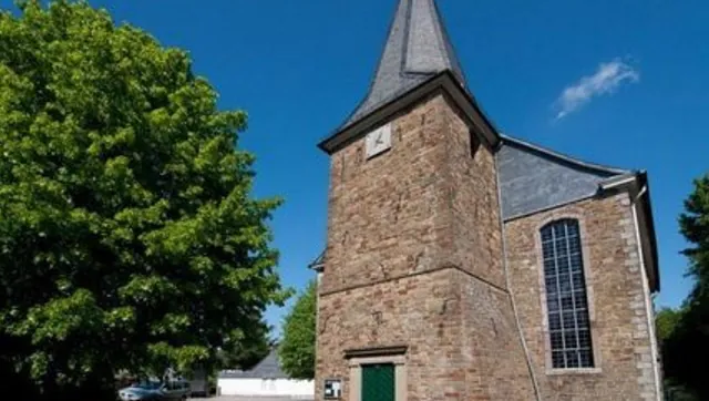 Steinkirche mit Turm. 
