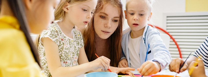 Erzieherin in einer Kita spielt mit Kindern