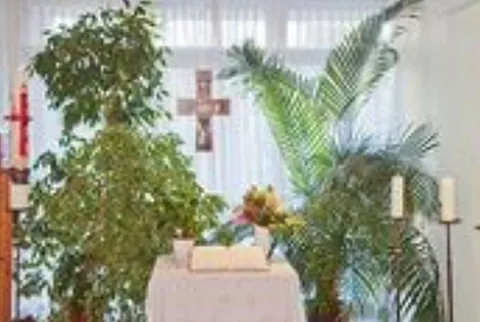 Kirchenaltar mit Palmwedeln und Pflanzen geschmückt.