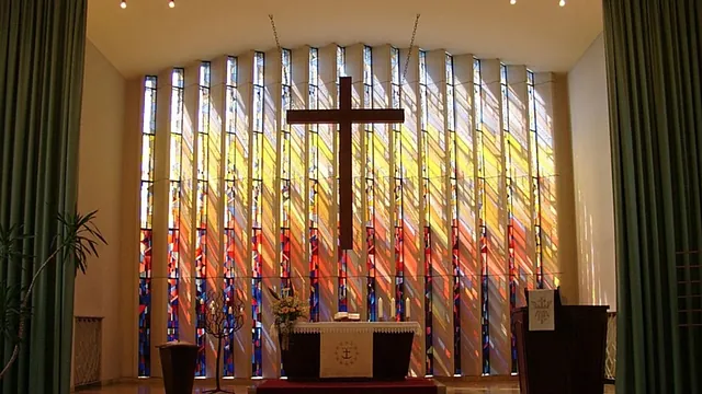 Kirchenraum mit Kreuz