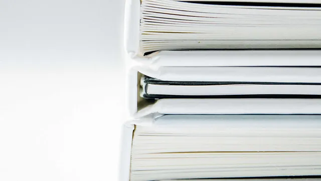 Nahaufnahme: Stapel weißer Bücher.